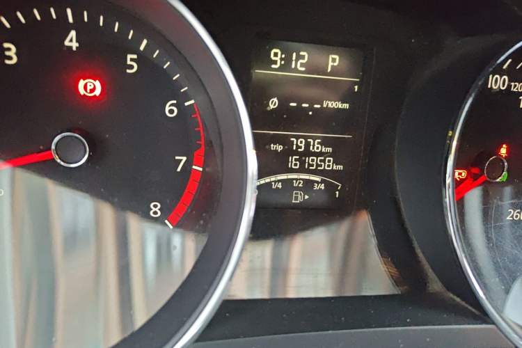 Used Volkswagen Sagitar 2015 1.6L Automatic Comfort Model Odometer Close Up