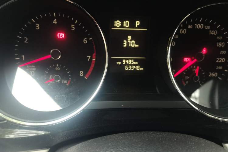 Used Volkswagen Sagitar 2015 230TSI Automatic Luxury Model Odometer Close Up