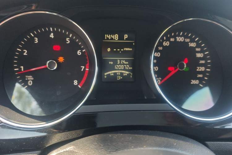 Used Volkswagen Sagitar 2015 1.6L Automatic Comfort Model Odometer Close Up