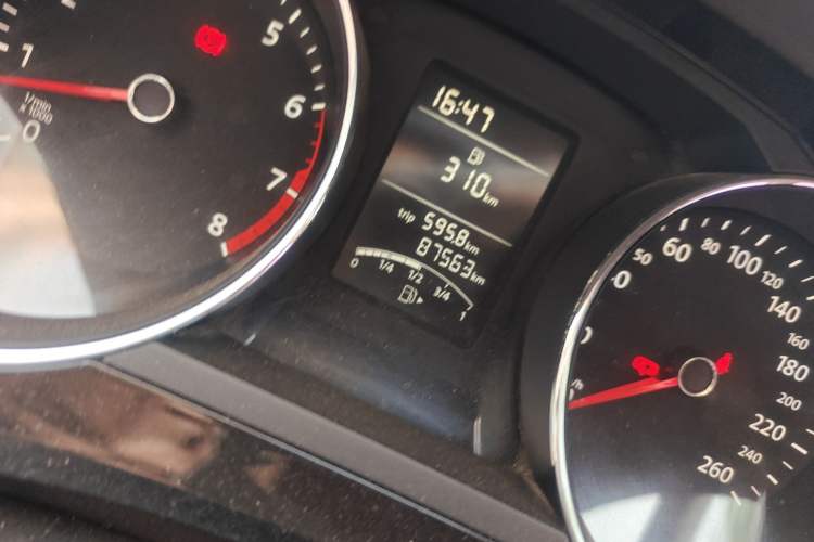 Used Volkswagen Sagitar 2015 1.6L Manual Comfort Model Odometer Close Up