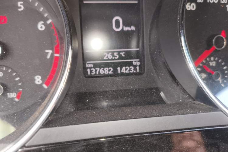 Used Volkswagen Sagitar 2015 230TSI Automatic Luxury Model Odometer Close Up