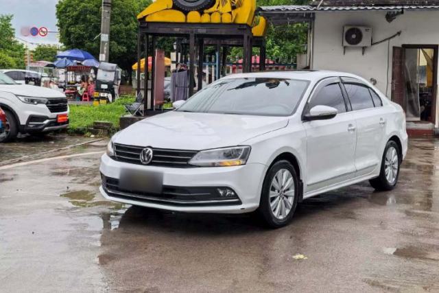 Ojetý Volkswagen Sagitar 2015 1.6L Automatic Comfort Model