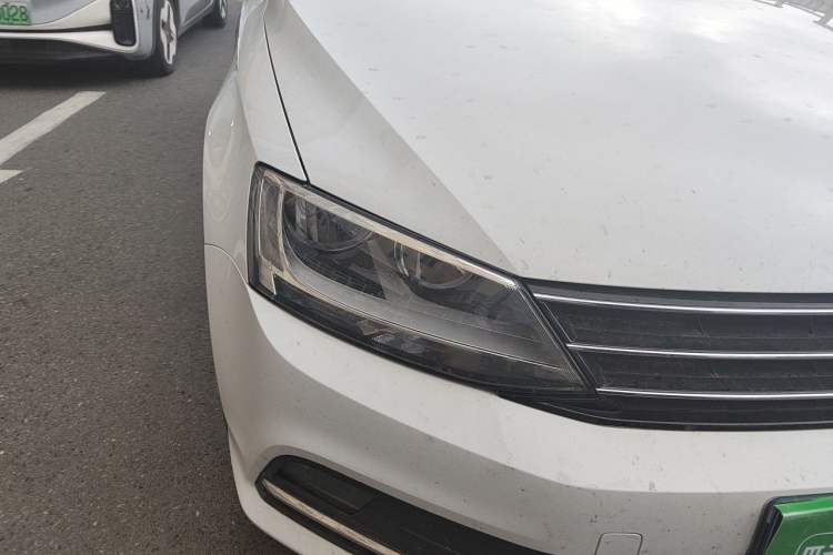 Used Volkswagen Sagitar 2015 230TSI Automatic Comfort Version Right Front Headlight