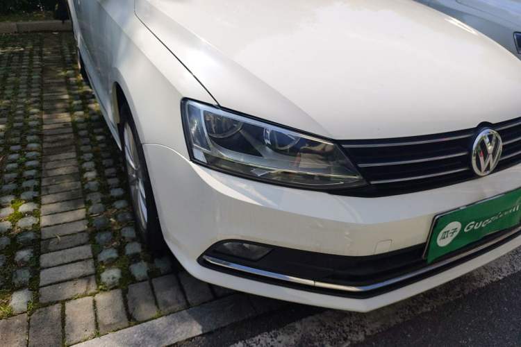 Used Volkswagen Sagitar 2015 230TSI Automatic Comfort Version Right Front Headlight
