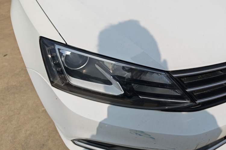 Used Volkswagen Sagitar 2015 230TSI Automatic Comfort Version Right Front Headlight