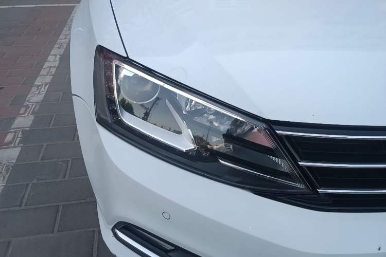Used Volkswagen Sagitar 2015 230TSI Automatic Luxury Model Right Front Headlight