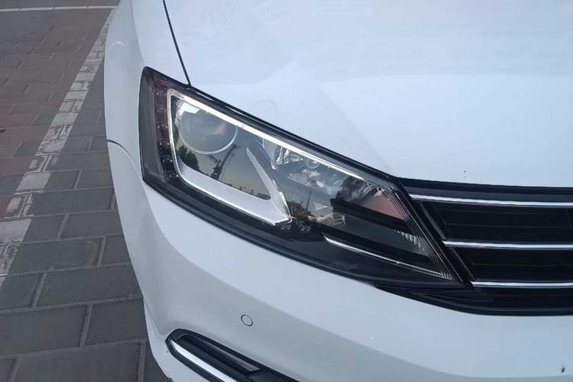 Used Volkswagen Sagitar 2015 230TSI Automatic Luxury Model Right Front Headlight
