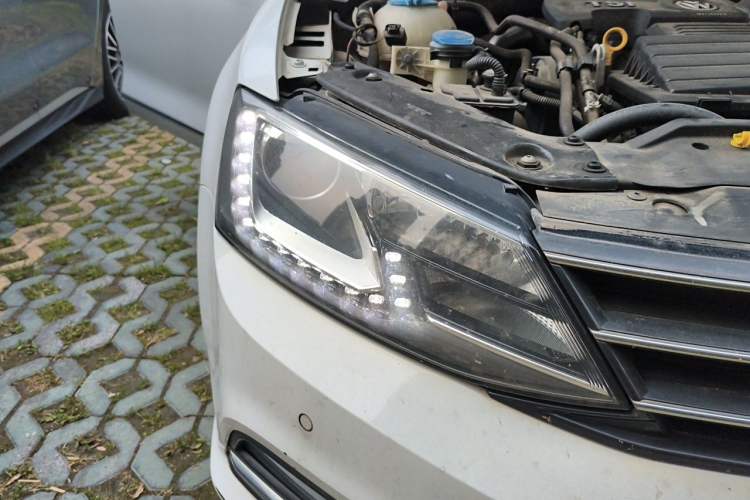 Used Volkswagen Sagitar 2015 230TSI Automatic Luxury Model Right Front Headlight
