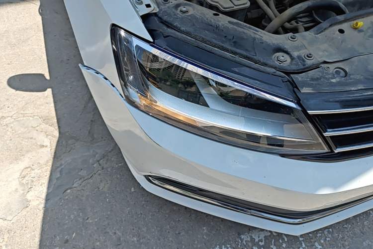 Used Volkswagen Sagitar 2015 230TSI Automatic Comfort Version Right Front Headlight