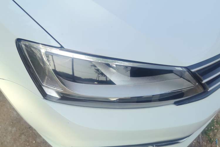 Used Volkswagen Sagitar 2015 1.6L Manual Comfort Model Right Front Headlight