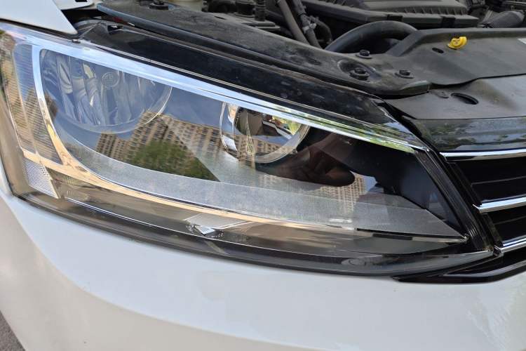 Used Volkswagen Sagitar 2015 230TSI Automatic Luxury Model Right Front Headlight