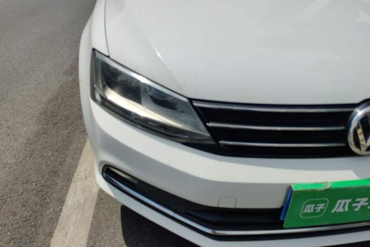 Used Volkswagen Sagitar 2015 1.6L Automatic Comfort Model Right Front Headlight