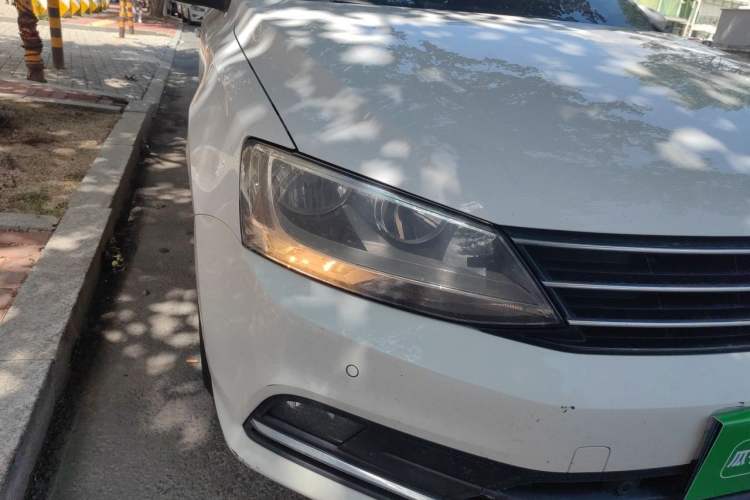 Used Volkswagen Sagitar 2015 230TSI Automatic Luxury Model Right Front Headlight