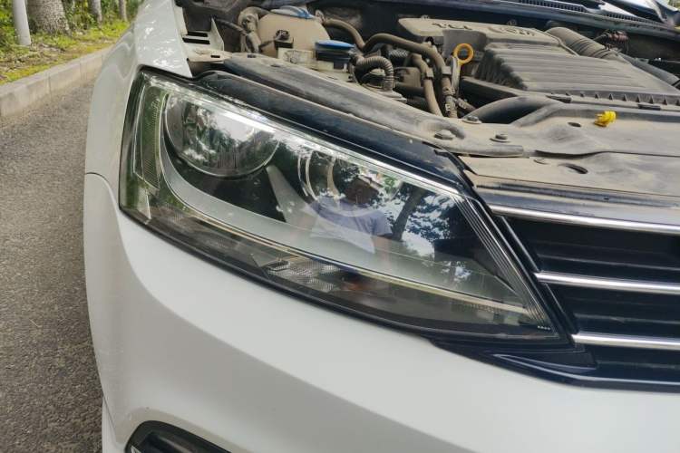 Used Volkswagen Sagitar 2015 230TSI Automatic Comfort Version Right Front Headlight