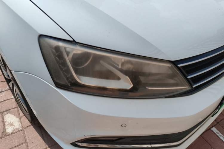 Used Volkswagen Sagitar 2015 230TSI Automatic Luxury Model Right Front Headlight