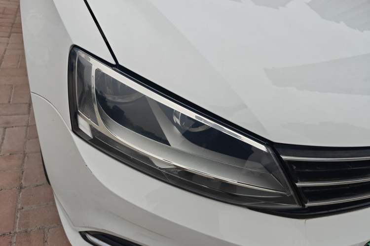 Used Volkswagen Sagitar 2015 1.6L Automatic Comfort Model Right Front Headlight