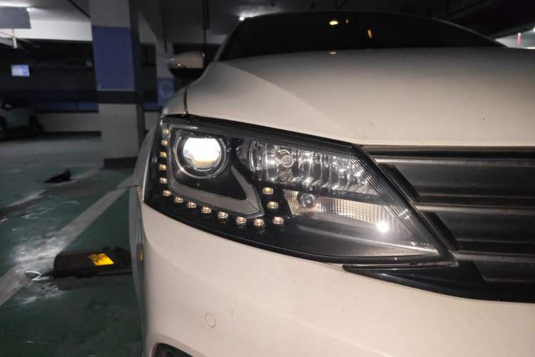 Used Volkswagen Sagitar 2015 230TSI Automatic Luxury Model Right Front Headlight