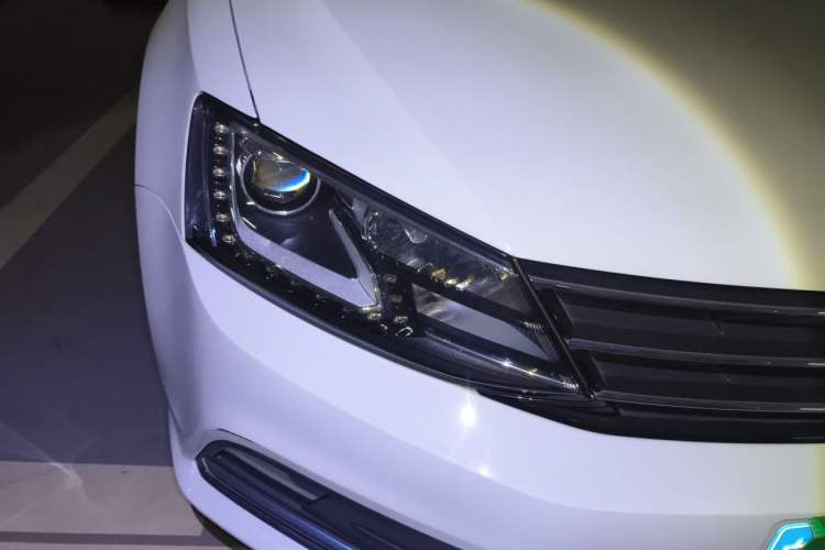 Used Volkswagen Sagitar 2015 230TSI Automatic Comfort Version Right Front Headlight