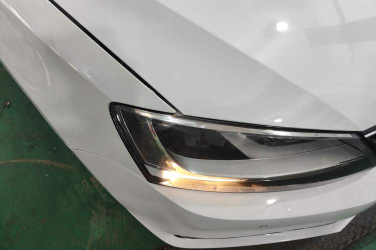Used Volkswagen Sagitar 2015 230TSI Automatic Luxury Model Right Front Headlight