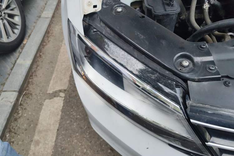 Used Volkswagen Sagitar 2015 230TSI Automatic Comfort Version Right Front Headlight