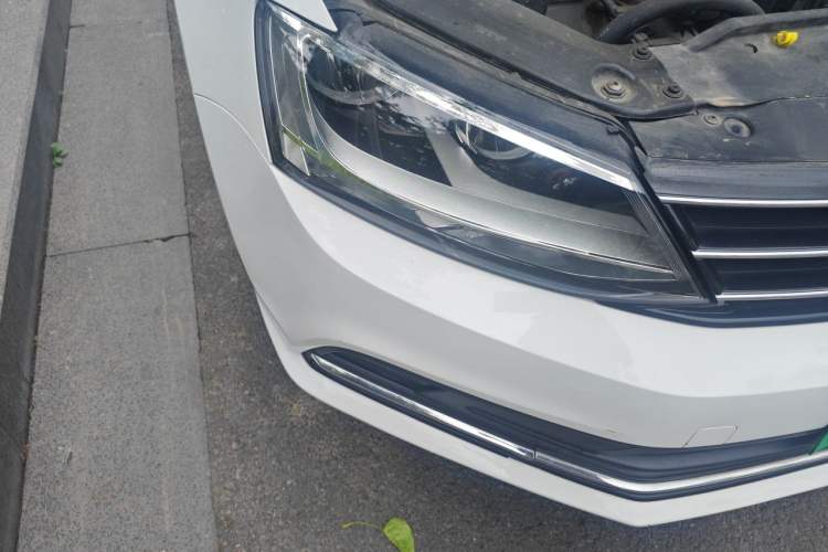 Used Volkswagen Sagitar 2015 1.6L Automatic Comfort Model Right Front Headlight