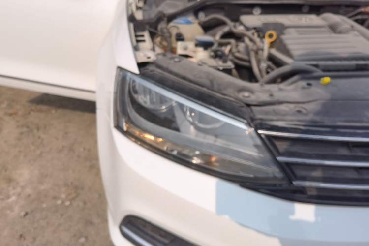 Used Volkswagen Sagitar 2015 230TSI Automatic Comfort Version Right Front Headlight