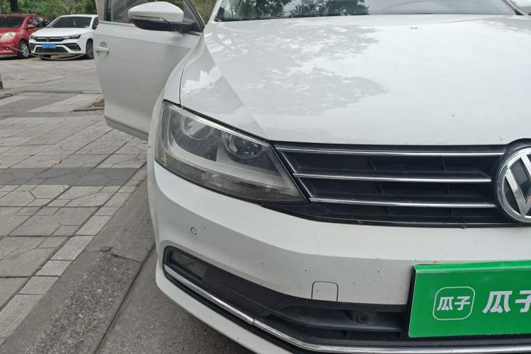 Used Volkswagen Sagitar 2015 230TSI Automatic Luxury Model Right Front Headlight