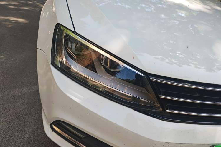 Used Volkswagen Sagitar 2015 1.6L Automatic Comfort Model Right Front Headlight