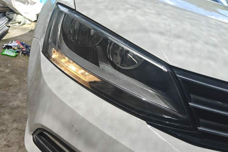 Used Volkswagen Sagitar 2015 1.6L Automatic Comfort Model Right Front Headlight