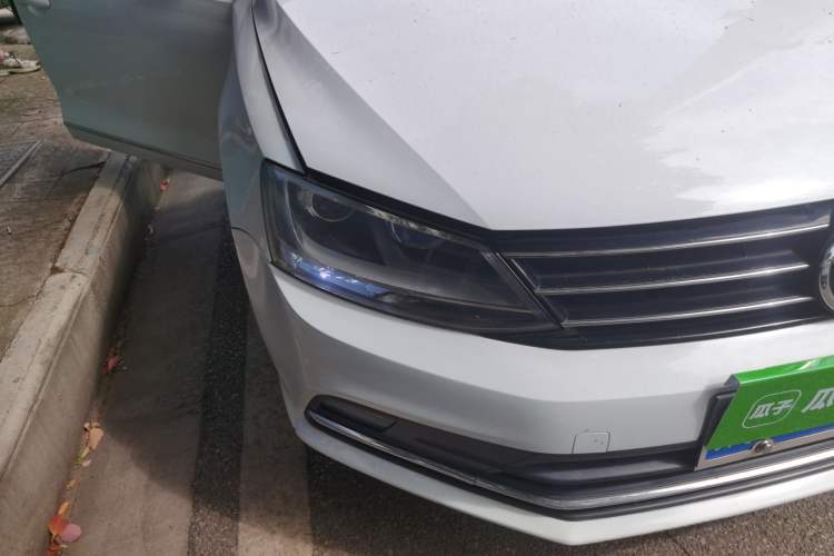 Used Volkswagen Sagitar 2015 230TSI Automatic Comfort Version Right Front Headlight