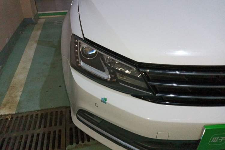 Used Volkswagen Sagitar 2015 230TSI Automatic Luxury Model Right Front Headlight