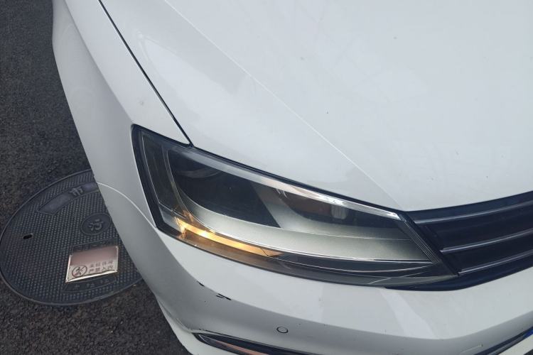Used Volkswagen Sagitar 2015 230TSI Automatic Luxury Model Right Front Headlight