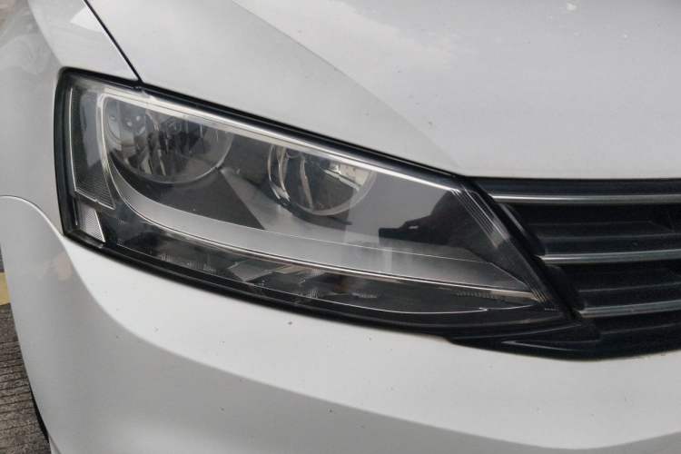 Used Volkswagen Sagitar 2015 1.6L Automatic Comfort Model Right Front Headlight