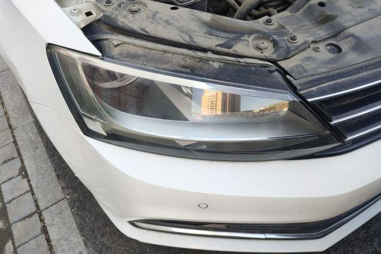 Used Volkswagen Sagitar 2015 230TSI Automatic Luxury Model Right Front Headlight