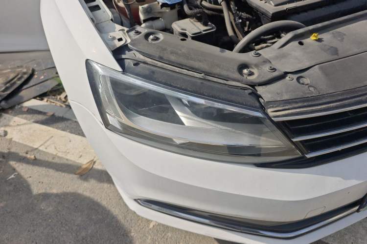 Used Volkswagen Sagitar 2015 230TSI Manual Comfort Version Right Front Headlight