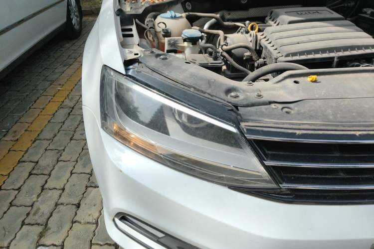 Used Volkswagen Sagitar 2015 1.6L Manual Fashion Edition Right Front Headlight