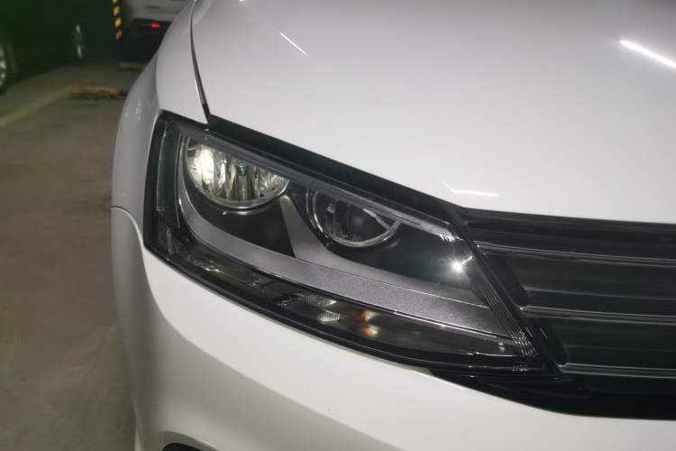 Used Volkswagen Sagitar 2015 1.6L Manual Fashion Edition Right Front Headlight
