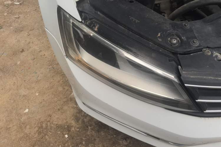 Used Volkswagen Sagitar 2015 1.6L Manual Comfort Model Right Front Headlight