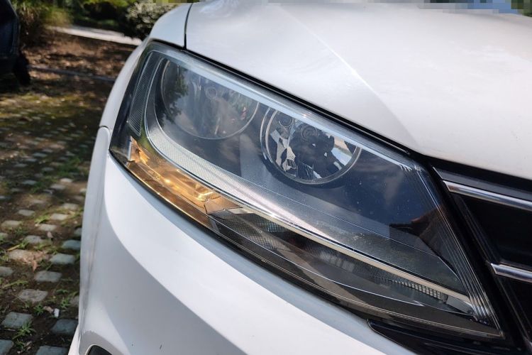 Used Volkswagen Sagitar 2015 1.6L Manual Comfort Model Right Front Headlight