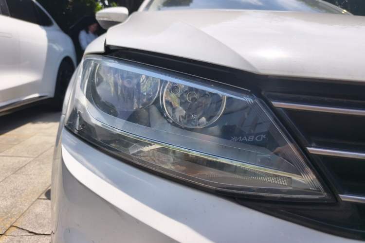 Used Volkswagen Sagitar 2015 230TSI Automatic Comfort Version Right Front Headlight