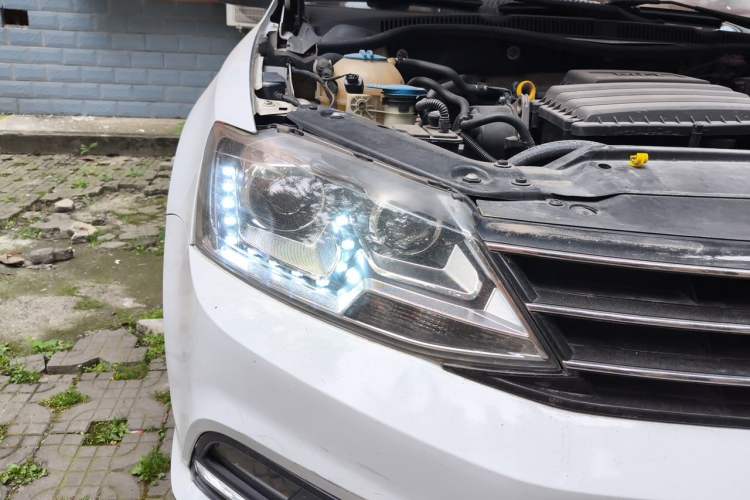 Used Volkswagen Sagitar 2015 1.6L Automatic Comfort Model Right Front Headlight