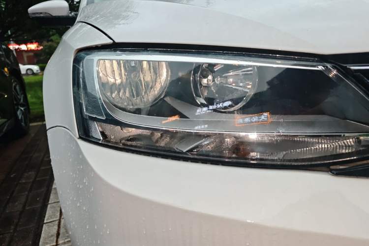 Used Volkswagen Sagitar 2015 230TSI Automatic Comfort Version Right Front Headlight