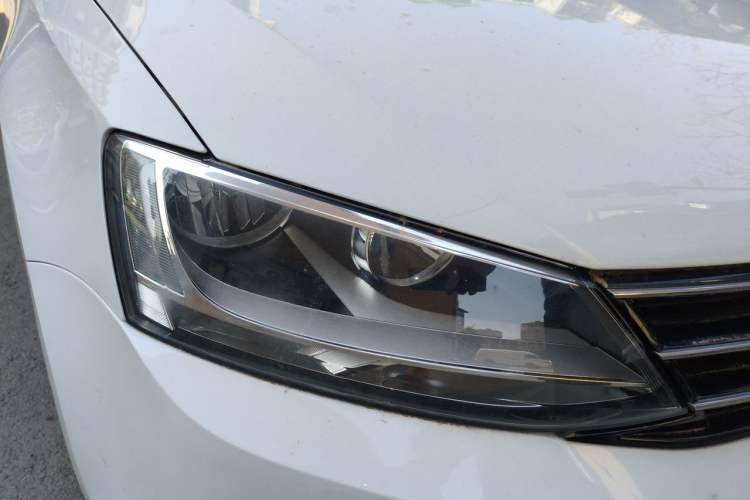 Used Volkswagen Sagitar 2015 1.6L Automatic Comfort Model Right Front Headlight