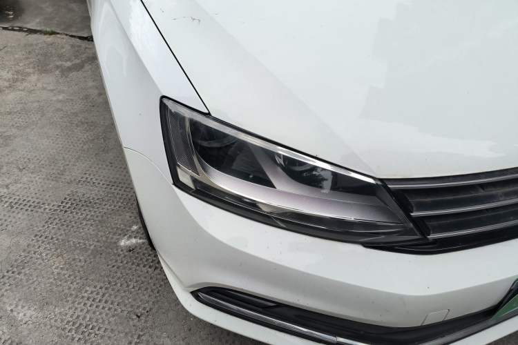 Used Volkswagen Sagitar 2015 230TSI Manual Comfort Version Right Front Headlight