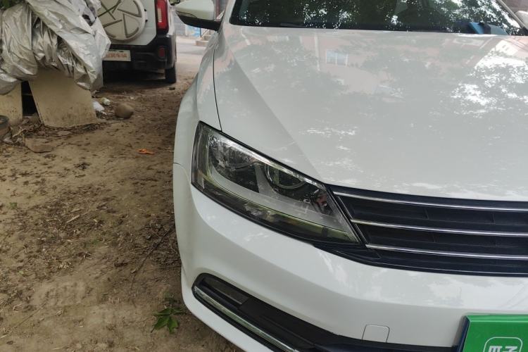 Used Volkswagen Sagitar 2015 1.6L Manual Comfort Model Right Front Headlight