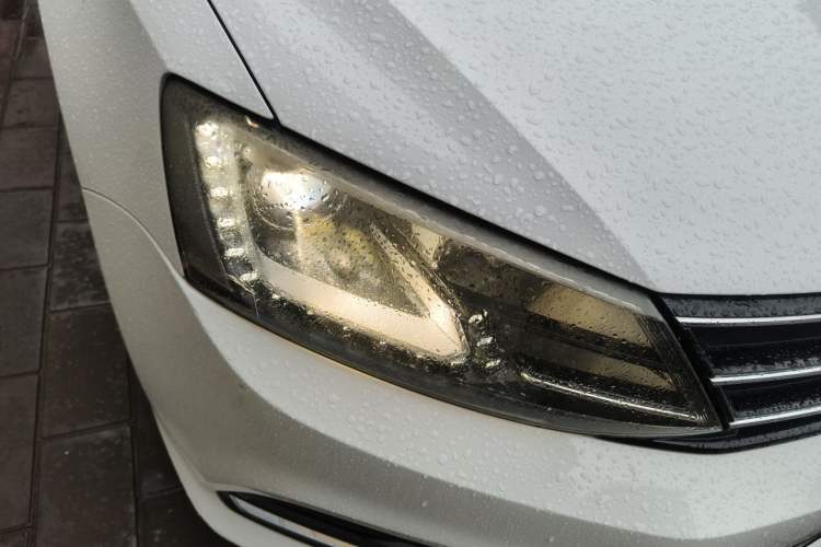 Used Volkswagen Sagitar 2015 230TSI Automatic Comfort Version Right Front Headlight