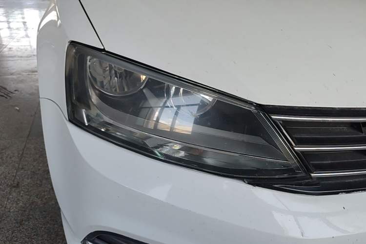 Used Volkswagen Sagitar 2015 1.6L Automatic Comfort Model Right Front Headlight