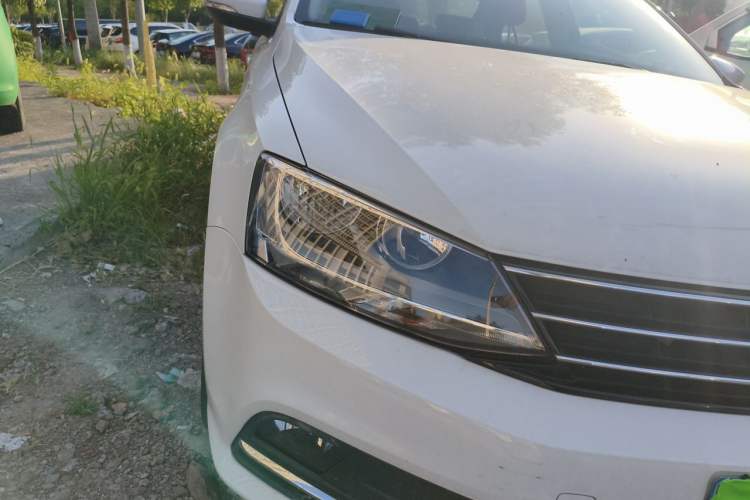 Used Volkswagen Sagitar 2015 230TSI Automatic Comfort Version Right Front Headlight
