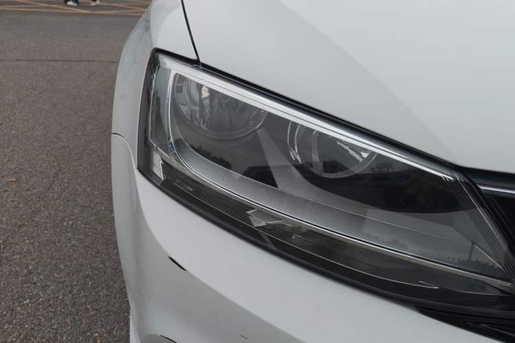 Used Volkswagen Sagitar 2015 1.6L Automatic Fashion Model Right Front Headlight