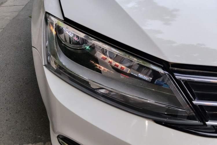 Used Volkswagen Sagitar 2015 1.6L Automatic Comfort Model Right Front Headlight